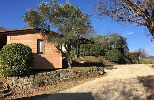 Montreal Chalet De Esquí | CHALET 1 - Terraza, muebles de jardín, hermosa vista, piscina, entretenimiento de verano.