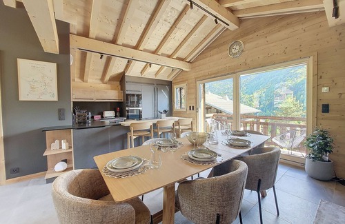 Morzine Chalet De Esquí | CHALET - 10 PEOPLE – HOT TUB - IN TOWN - CLOSE SKI SLOPES – WIFI