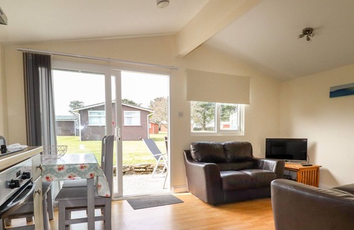 Padstow Cabina | CHALET 197, romantic, character holiday cottage in St Merryn