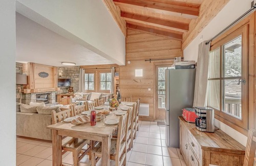 Les Brevieres Chalet De Esquí | Chalet, 200m de los comercios, vista montaña, terraza, balcón, chimenea o estufa a leña, tv