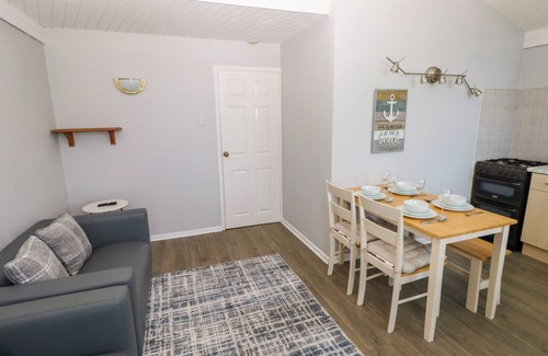 Port-Eynon Cabaña | CHALET 27, pet friendly, country holiday cottage in Port Eynon