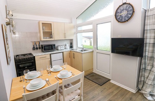 Port-Eynon Cabaña | CHALET 27, pet friendly, country holiday cottage in Port Eynon