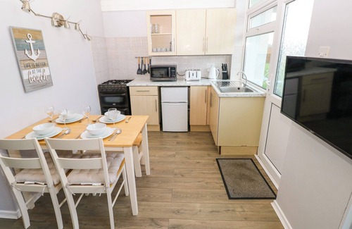 Port-Eynon Cabaña | CHALET 27, pet friendly, country holiday cottage in Port Eynon