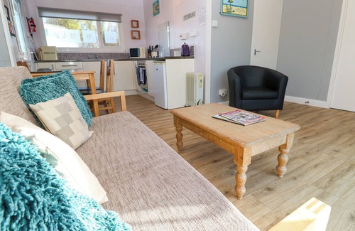 Hayle Cabaña | CHALET 3 WIPEOUT, family friendly, country holiday cottage in Hayle