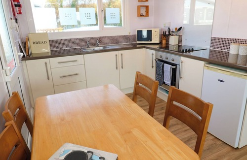 Hayle Cabaña | CHALET 3 WIPEOUT, family friendly, country holiday cottage in Hayle