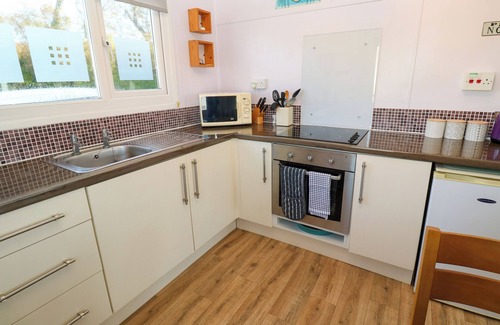Hayle Cabaña | CHALET 3 WIPEOUT, family friendly, country holiday cottage in Hayle