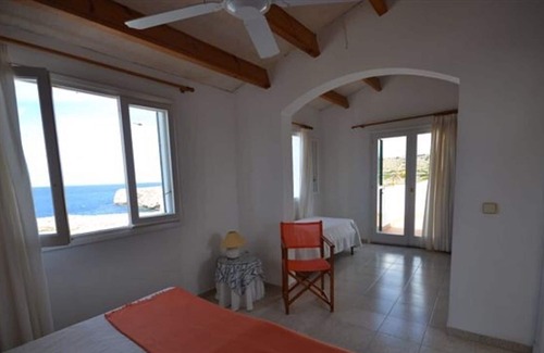 Cales Piques Casa | Casa en 1a linea de mar con jardín y piscina privadas.