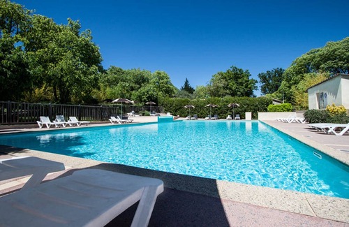 Montreal Chalet De Esquí | CHALET 5 -Terraza, muebles de jardín, hermosa vista, piscina, entretenimiento de verano