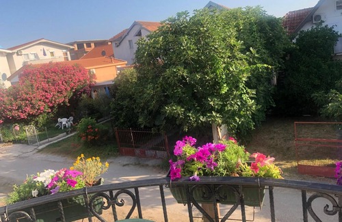 Bregvija Chalet De Esquí | Chalet 500 meter from the "Grate Beach",surounded with a rich and green Garden