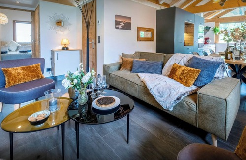 Thones Casa | Chalet 65bis - stylish home for 6 near lake and mountains - OVO Network