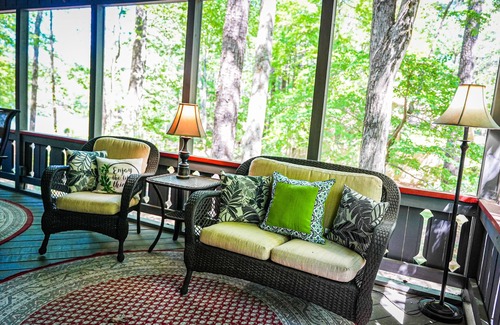 Pine Mountain Chalet De Esquí | Chalet #66- a rare gem steps from swimming pool.