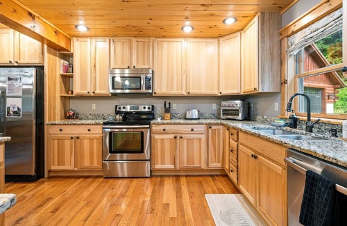 Sunday River Area Chalet De Esquí | Chalet 76| HotTub! Slps15, Close to Mtn, Dogs Ok!