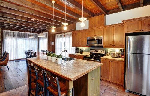 Stoneham Chalet De Esquí | Chalet 9006 Chemin des Alpages by Les Chalets Alpins