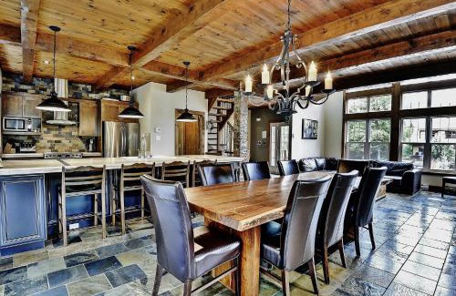 Stoneham Chalet De Esquí | Chalet 9012 Chemin des Alpages by Les Chalets Alpins