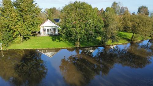 Oostrum Chalet De Esquí | Chalet aan het water - vakantiepark de Schreiershoek