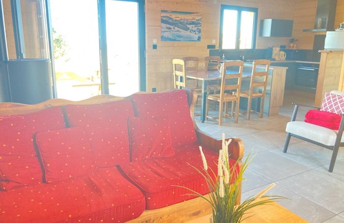 Saint-Genes-Champespe Chalet De Esquí | Chalet 'Artense Lodge' with Mountain View, Wi-Fi and Air Conditioning