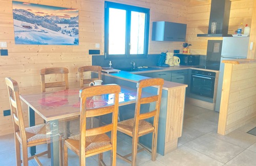 Saint-Genes-Champespe Chalet De Esquí | Chalet 'Artense Lodge' with Mountain View, Wi-Fi and Air Conditioning