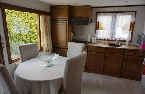 Municipality of Opmeer Chalet De Esquí | Chalet at a holiday park in Opmeer near Amsterdam