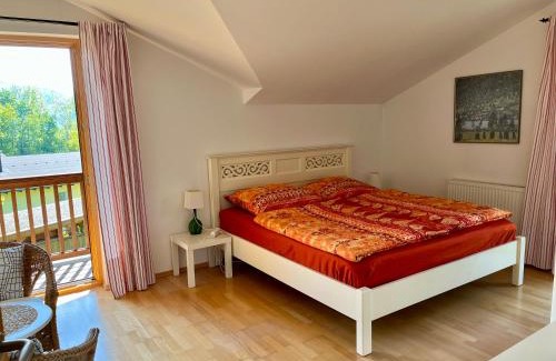Nussdorf am Attersee Apartamento | Chalet Attersee - ganzes Ferienhaus, Seeblick, Kamin, Sauna