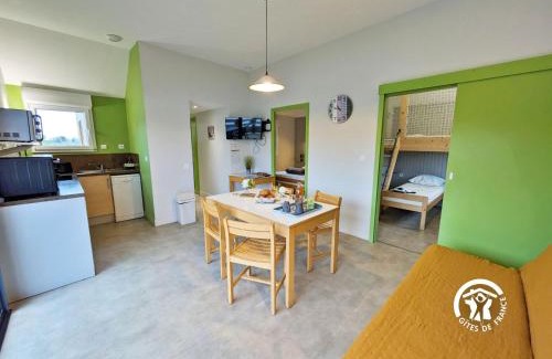 Villiers-Charlemagne Casa | Chalet au Bord de l'Eau avec Pont levis - Idéal Familles & Pêcheurs, 5-7 pers, Terrasse et Jeux - FR-1-600-166