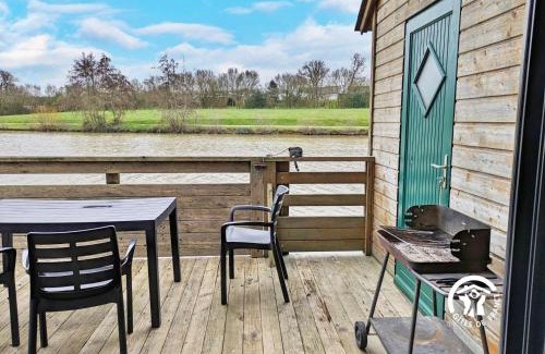 Villiers-Charlemagne Casa | Chalet au Bord de l'Eau avec Pont levis - Idéal Familles & Pêcheurs, 5-7 pers, Terrasse et Jeux - FR-1-600-166