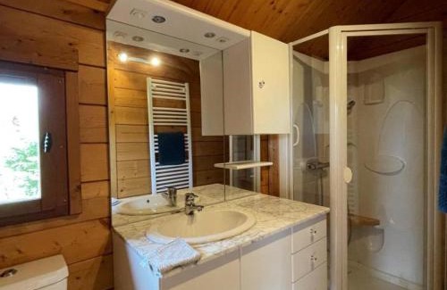 Saint-Bonnet-Troncais Apartamento | Chalet avec Clim, Wi-Fi et Animaux Acceptés à Saint-Bonnet-Tronçais - FR-1-489-445