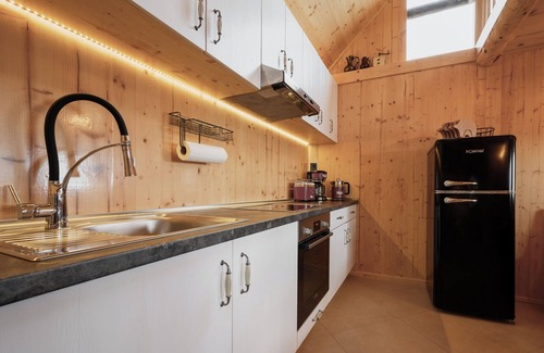 Wolfsberg Chalet De Esquí | Chalet 'Bergspektive - Haus Alpenspa' con vistas a la montaña y bañera con barril de vino