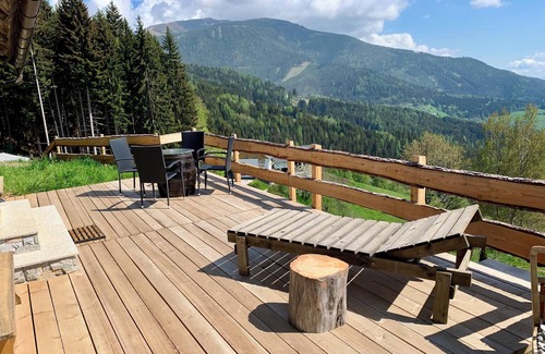 Wolfsberg Chalet De Esquí | Chalet 'Bergspektive - Haus Alpenspa' con vistas a la montaña y bañera con barril de vino