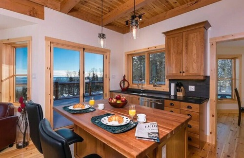 Les Eboulements Chalet De Esquí | Chalet Bleu 55: River Views, Pool Table & Spa