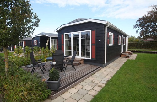Giethoorn Casa | Chalet "Bovenwiede" is a beautiful four guest chalet, with the "Smitsgracht" on the back end.