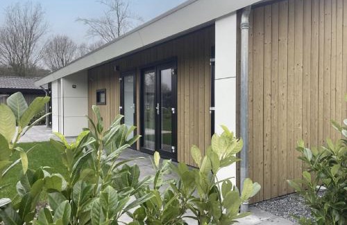 Municipality of Veldhoven Chalet De Esquí | Chalet by Park Pond in the Netherlands
