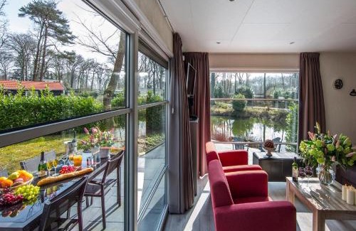 De Bult Chalet De Esquí | Chalet by Pond with Terrace Views