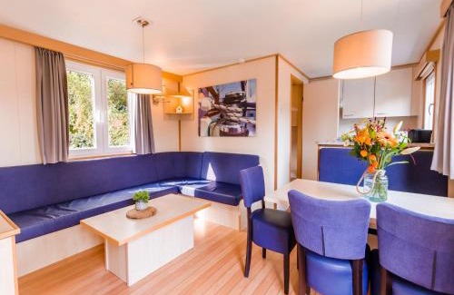 Leuken Chalet De Esquí | Chalet by the Water in Leukermeer