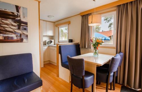 Leuken Chalet De Esquí | Chalet by the Water in Leukermeer