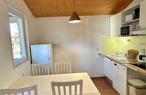 Parentis-en-Born Casa | Chalet 'Cabane Du Lac' with Shared Pool, Private Terrace and Wi-Fi