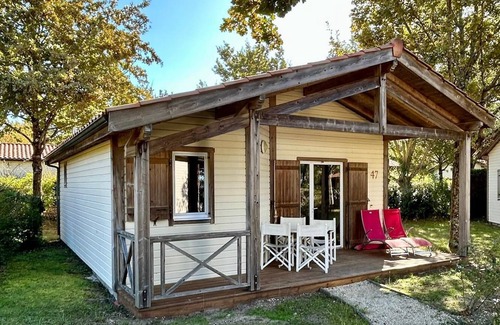 Parentis-en-Born Casa | Chalet 'Cabane Du Lac' with Shared Pool, Private Terrace and Wi-Fi
