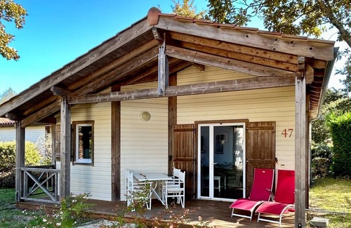 Parentis-en-Born Casa | Chalet 'Cabane Du Lac' with Shared Pool, Private Terrace and Wi-Fi