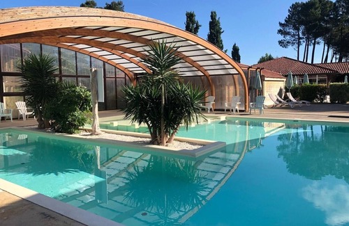 Parentis-en-Born Casa | Chalet 'Cabane Du Lac' with Shared Pool, Private Terrace and Wi-Fi