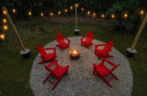 The Woods Chalet De Esquí | Chalet Cabin w Hot Tub WiFi Firepit Grill Deck