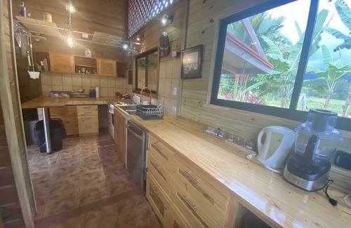 Uvita Chalet De Esquí | Chalet Casa Mediterranea con jardín botánico cerca de la playa y el bosque.