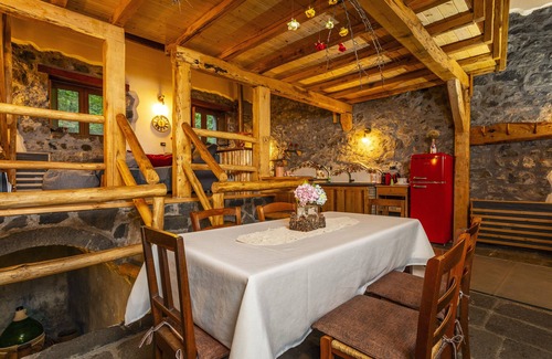 Linguaglossa Chalet De Esquí | Chalet "Casa U Parmento" en el Parque Natural del Etna con jardín y terraza