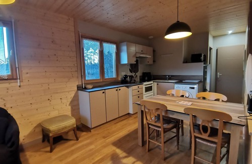 Saint-Genes-Champespe Chalet De Esquí | Chalet Cèdre, a little corner of paradise in the Auvergne, by the forest and the river