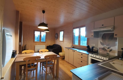 Saint-Genes-Champespe Chalet De Esquí | Chalet Cèdre, a little corner of paradise in the Auvergne, by the forest and the river