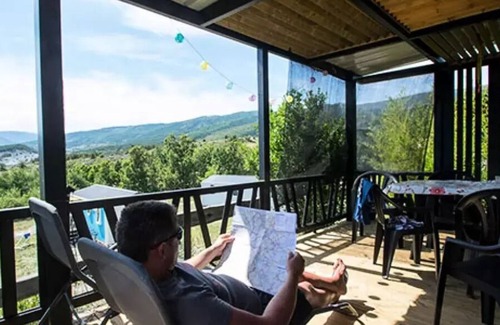 Rosans Chalet De Esquí | Chalet Comfort "Noumea" + CLIM 25m2 (Modell 1) - 2 Schlafzimmer + 12m2 überdachte Terrasse + TV 5 Personen
