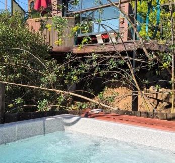 San Antonio de las Minas Casa | Chalet Contenedor by Las Minas Doors & Bed