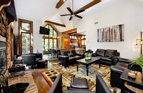 Stoneham Casa | Rare CITQ 4 Star Mountain Chalet en Stoneham Quebec