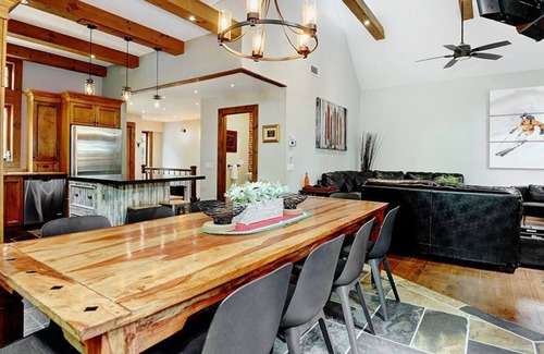 Stoneham Casa | Rare CITQ 4 Star Mountain Chalet en Stoneham Quebec