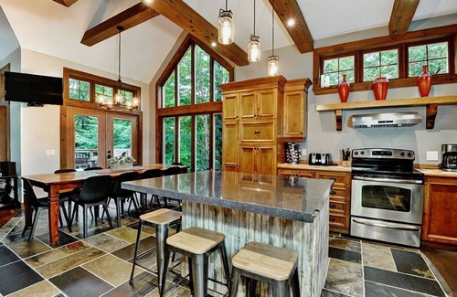 Stoneham Casa | Rare CITQ 4 Star Mountain Chalet en Stoneham Quebec