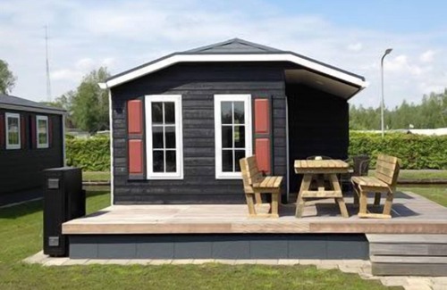 Giethoorn Casa | Chalet "De Beulaker" is a beautiful chalet for up to four guests. Some chalets have a mooring at the door and others have a mooring at max. 50 meters from the chalet.