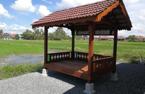 Kampung Keriang Dan Chalet De Esquí | Chalet Desa Halban